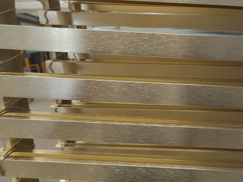 Proses penyikatan profil aluminium