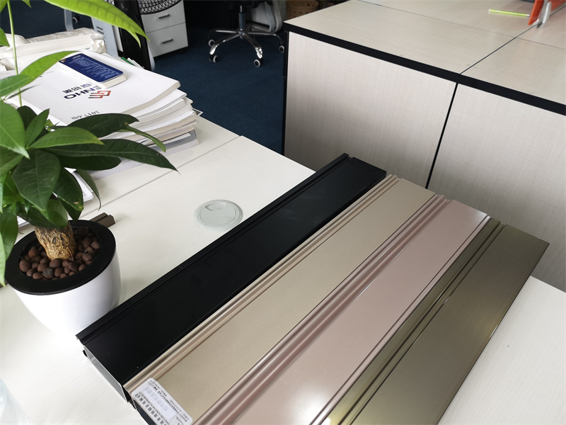 Electrophoresis process of aluminium profile