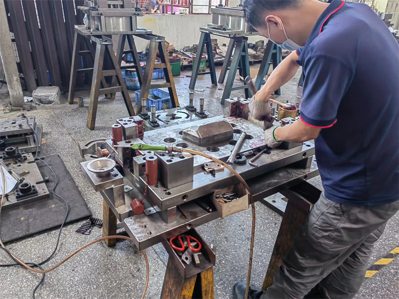 알루미늄 프로파일의 펀칭 공정