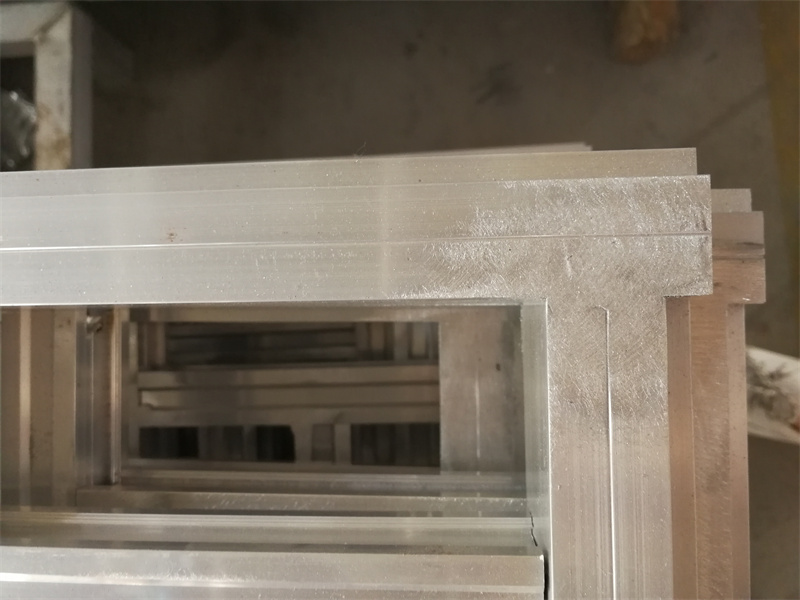 Proses pengelasan profil aluminium