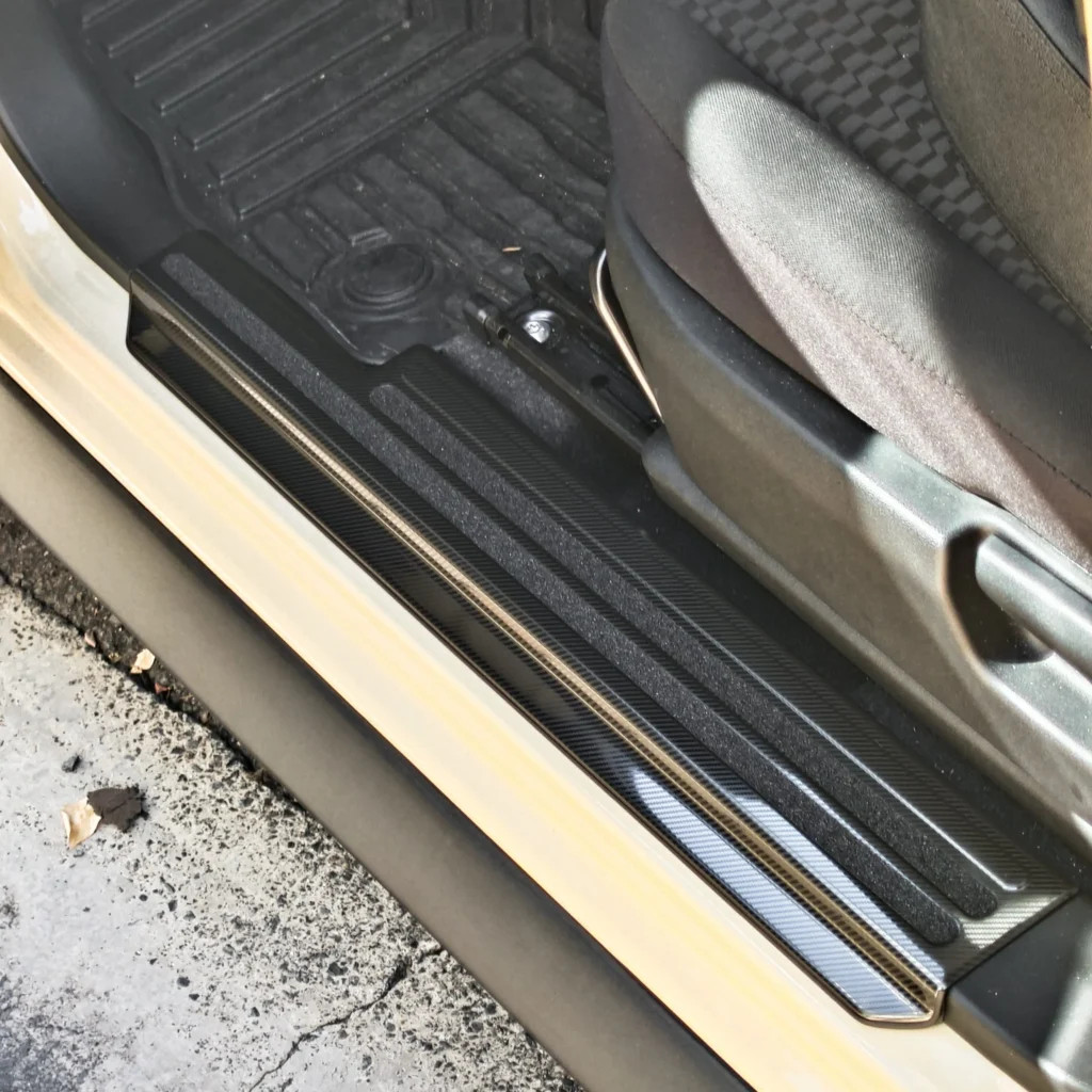 Aluminum car door sill bracket